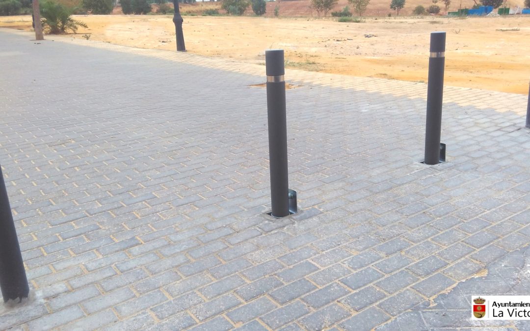 Instalación de pilonas de seguridad en el paseo del Recinto Ferial 1